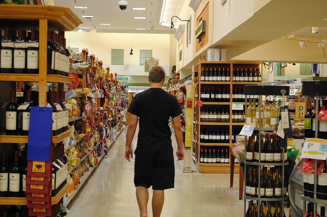 Irlanda: distrugge bottiglie di vino al supermercato perché non vuole usare la mascherina