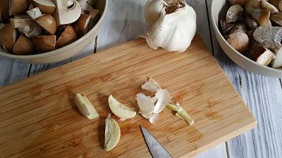 Pulite e fate rosolare l'aglio in padella