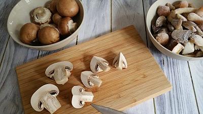 Tagliate i funghi