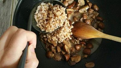 Salate e pepate e aggiungete il farro
