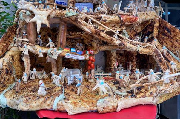 Napoli: arriva il presepe fatto di pizza e si adegua alla pandemia