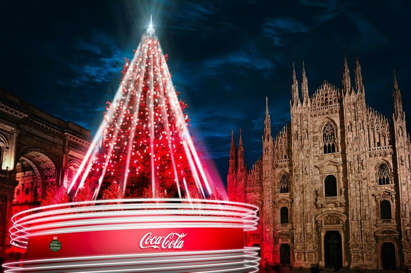 Coca-cola-milano-piazza-duomo-albero-natale