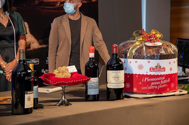 Panettone da 20 chili battuto all”Asta Mondiale del Tartufo per 100 mila euro