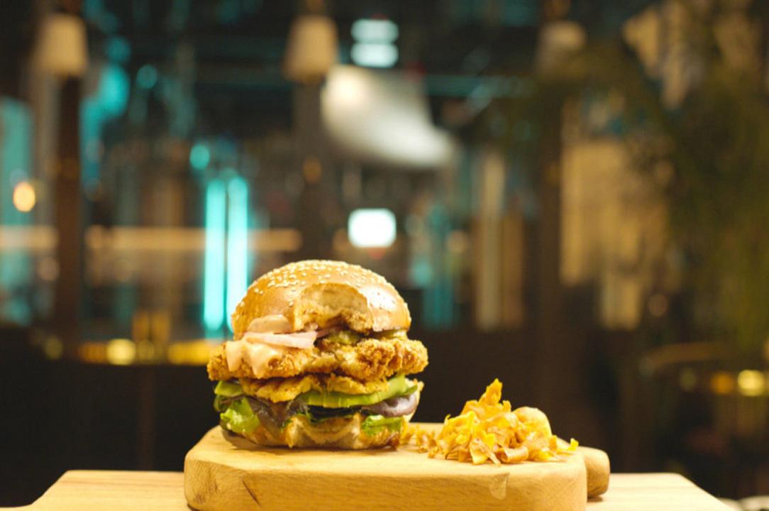 Tel Aviv: apre il primo ristorante che serve pollo creato in laboratorio