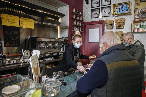 Roma, c’è un bar dove è vietato parlare di Coronavirus