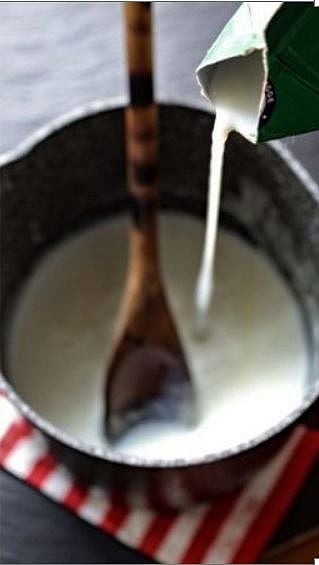 aggiunta del latte al roux della besciamella