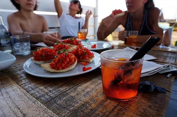 Fregene, polemiche per lo scontrino dell’aperitivo a 753 euro: 500 euro solo di coperto