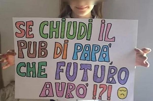 Sarno: insultata la bambina che supportava la protesta del padre ristoratore