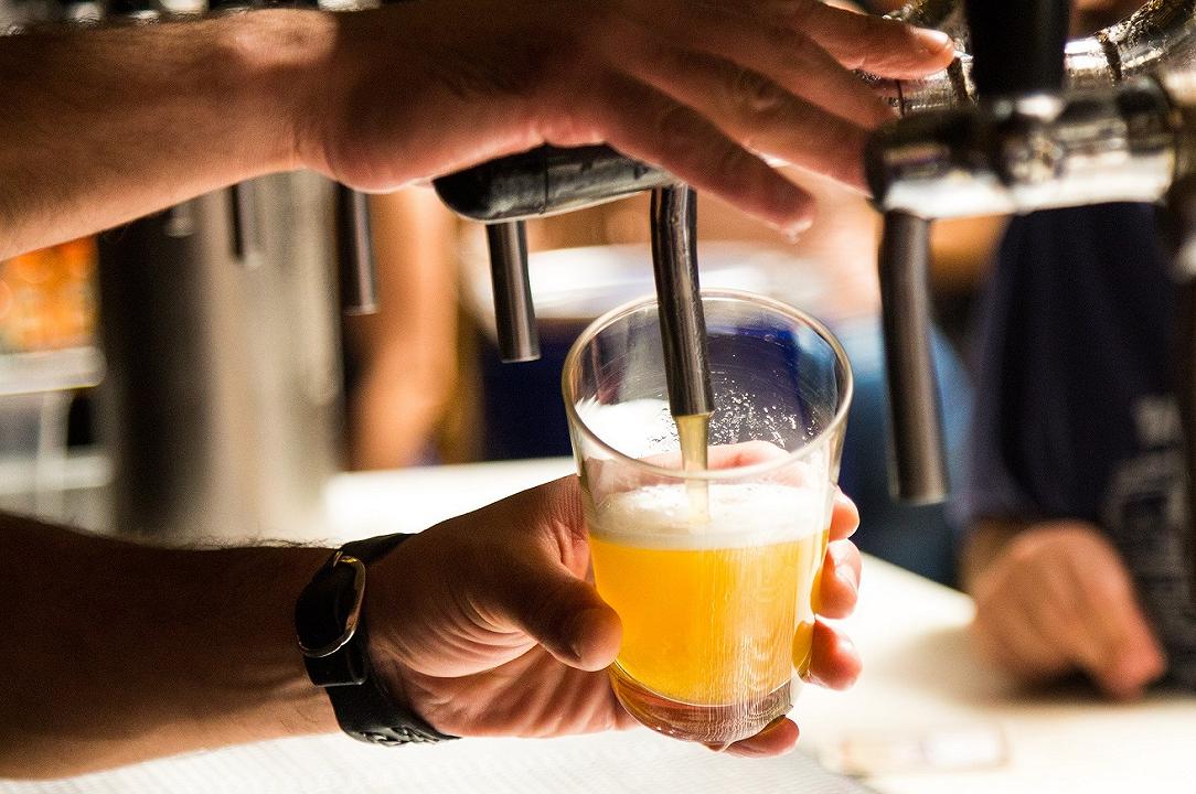 Singapore, la birra prodotta con l’urina va fortissimo: scorte esaurite entro luglio