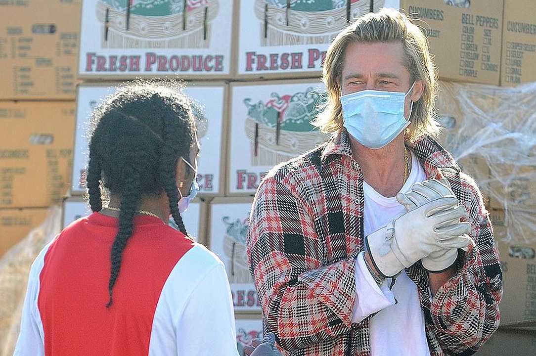 Brad Pitt consegna cibo ai bisognosi di Los Angeles senza essere riconosciuto