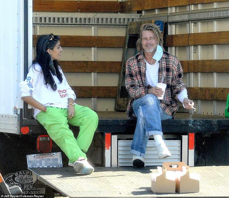 brad-pitt-los-angeles-consegna-cibo