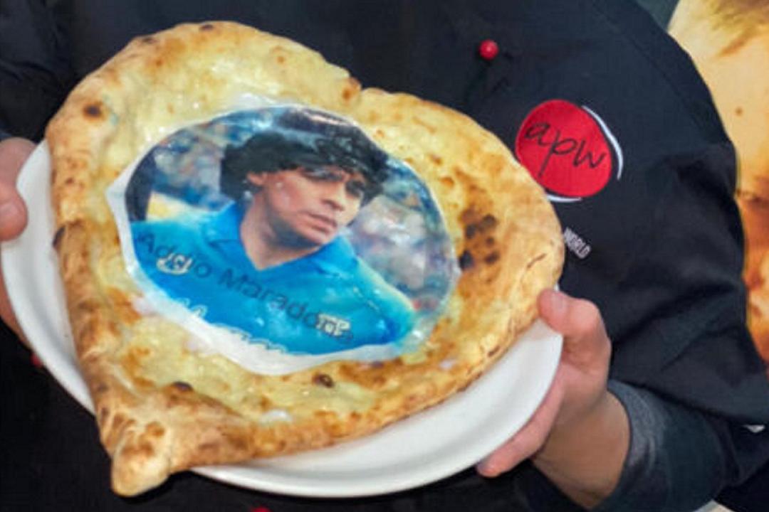 Pizza a cuore per Maradona: la dedica del pizzaiolo di Napoli