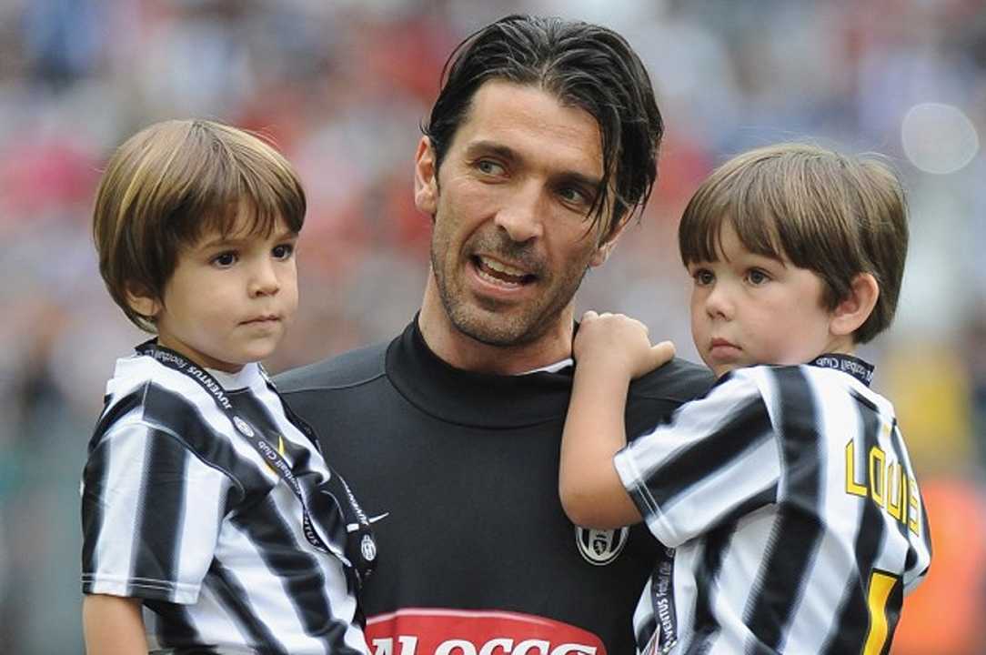 Gigi Buffon al discount con i figli: è polemica sui social