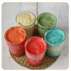 impasto diviso in 5 bicchieri e colorato di 5 colori diversi