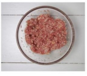 macinato condito in una ciotola