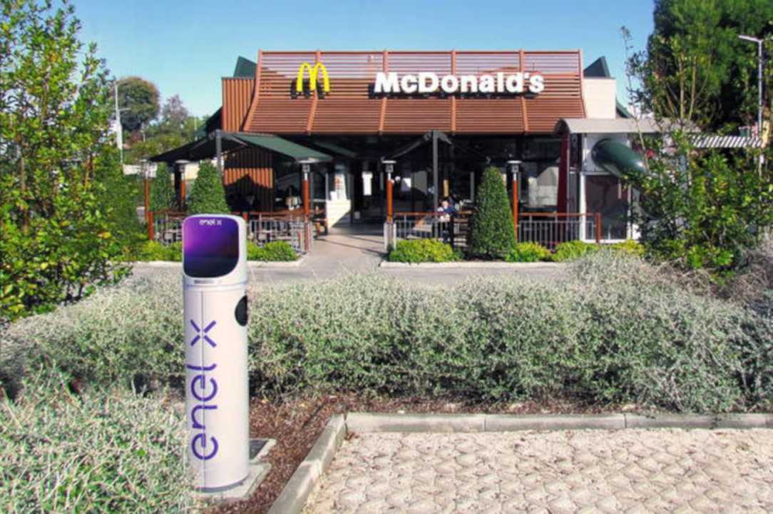 McDonald’s: partnership con Enel X, 200 punti ricarica per auto elettriche