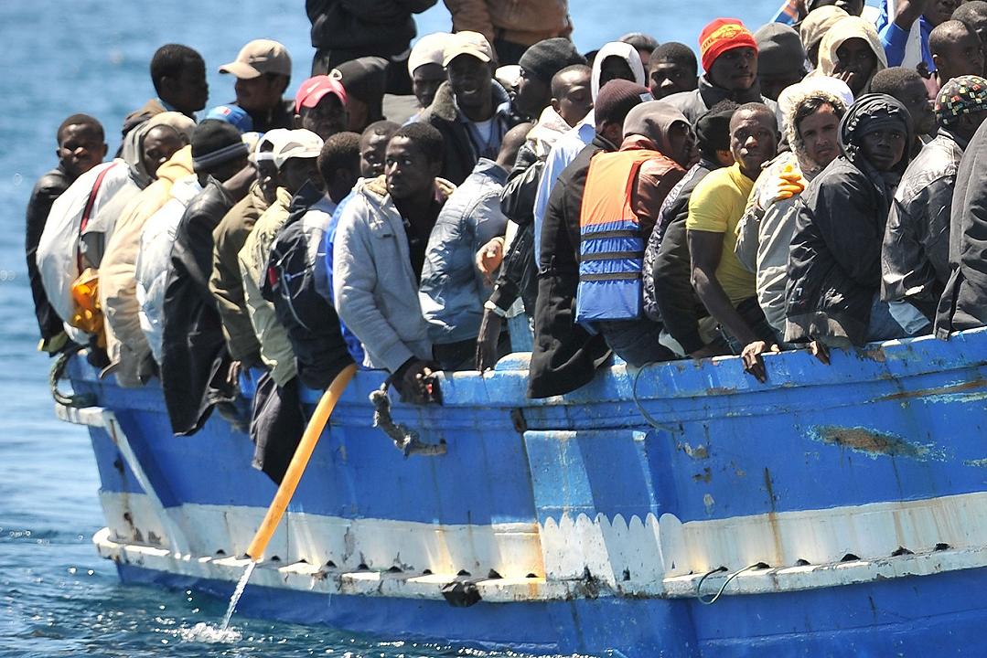 Salumiera dà cibo ai migranti sbarcati in Costiera Sorrentina: “Un gesto normale, chi nega acqua e cibo?”