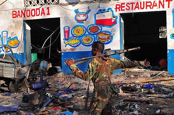 Mogadiscio: kamikaze si fa esplodere in un ristorante