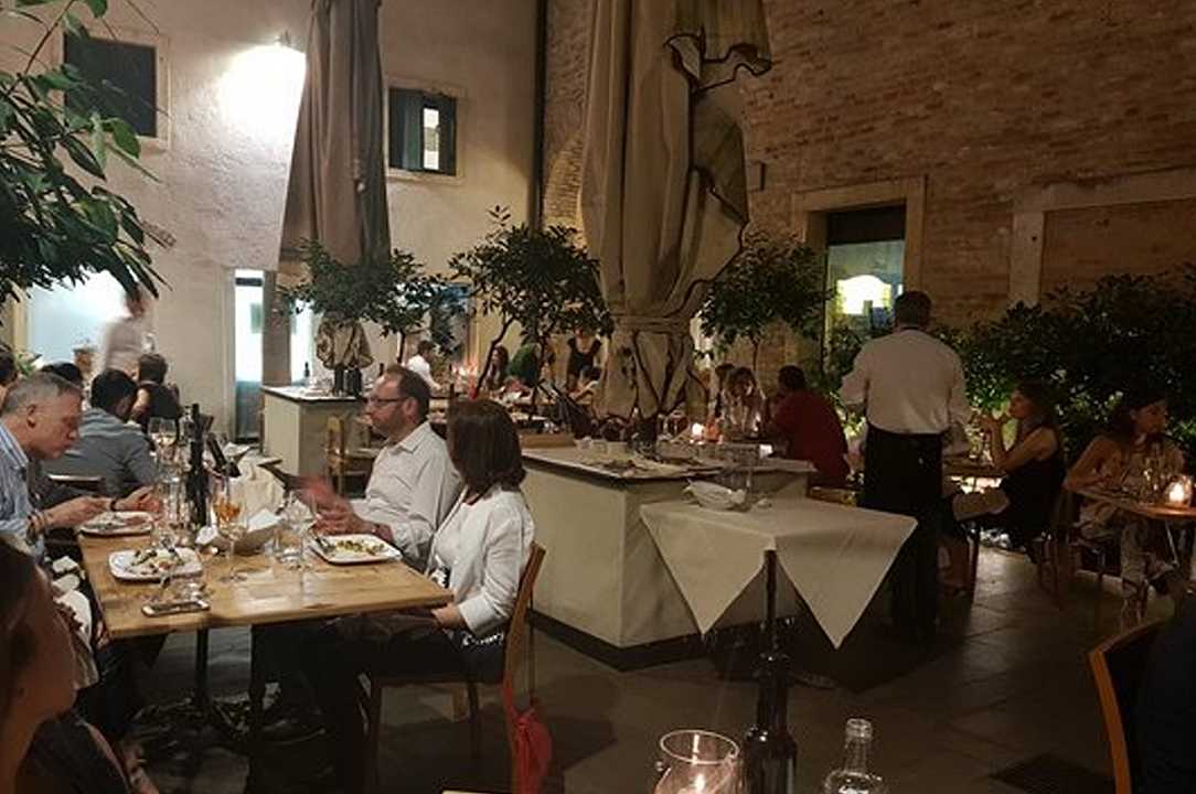 Padova: ristorante aperto per protesta, a cena con l’infettivologo