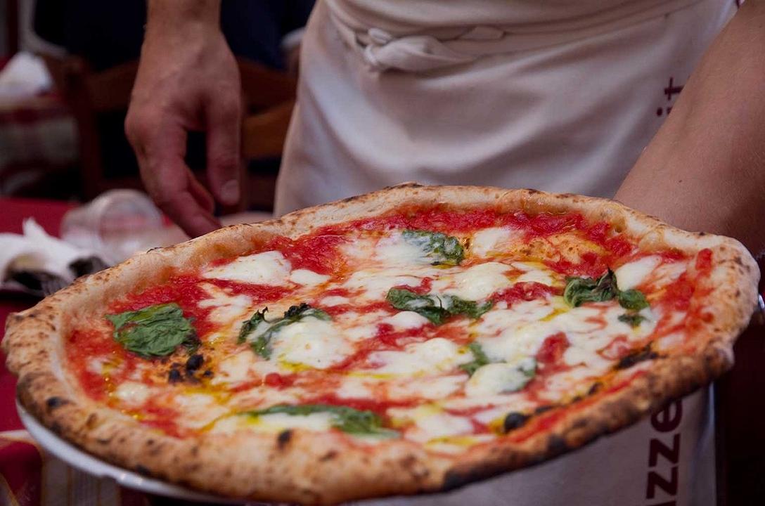 Pizza a domicilio: nel 2020 abbiamo mangiato quanto 20 campi da calcio di pizze