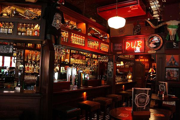 Irlanda riapre pub e ristoranti all’aperto: locali assaltati