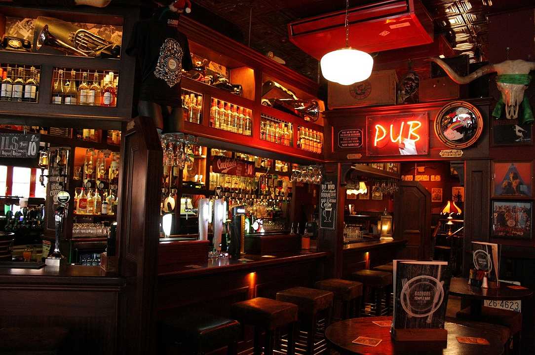 Irlanda riapre pub e ristoranti all’aperto: locali assaltati