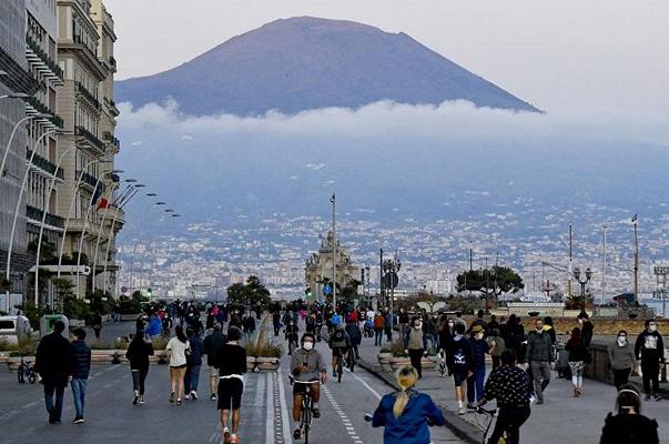 Ristoranti pieni sul lungomare romano e di Napoli: traffico in tilt