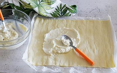 Spalmate la ricotta sulla sfoglia