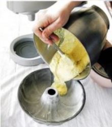 rovesciare l'impasto nello stampo da ciambella imburrato e infarinato