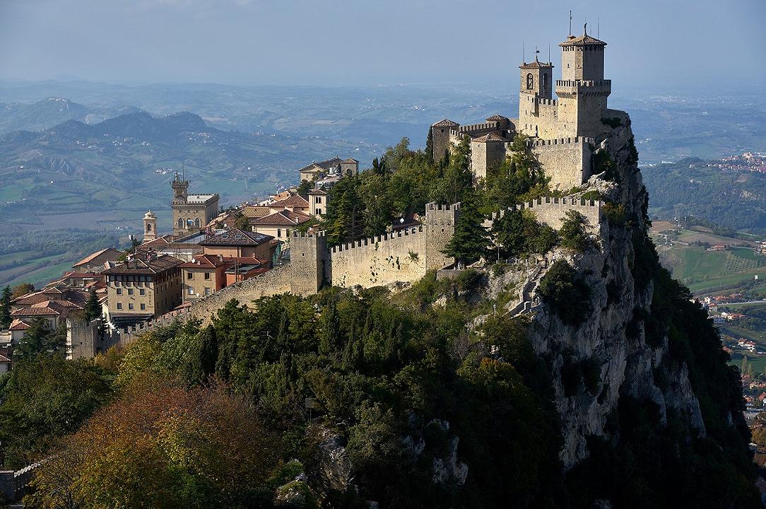 San Marino: ristoranti e centri commerciali pieni di italiani