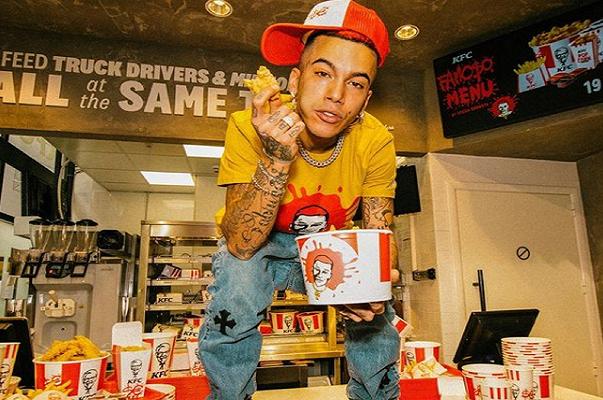 Sfera Ebbasta, l’apertura del suo fast food a Napoli fa arrivare la Polizia: “Musica troppo alta”