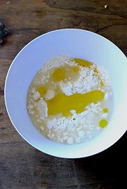 Mescolate gli ingredienti della pasta