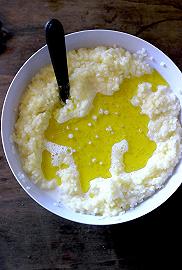 Aggiungete olio, latte e sale.