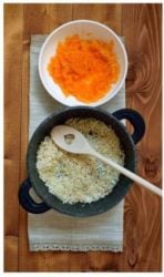 tostate il riso e preparate la zucca grattugiata