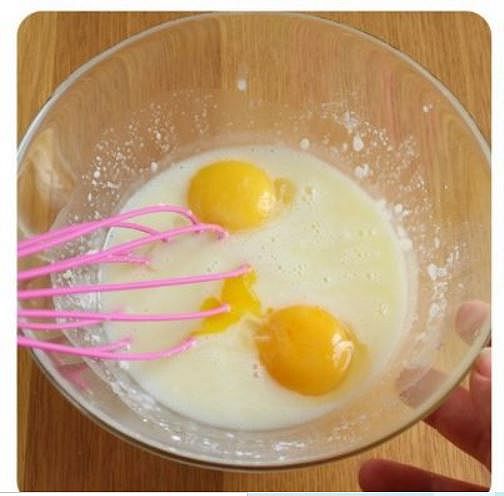 uova aggiunte nel latte e panna