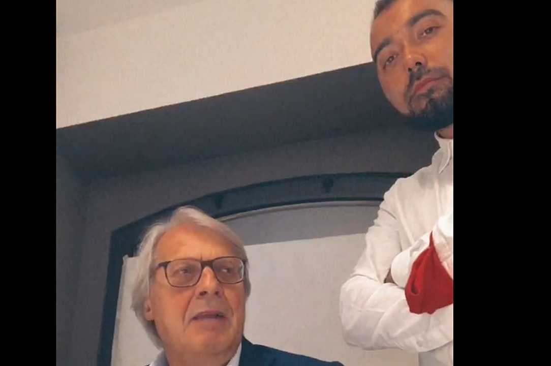 Vittorio Sgarbi va a cena nel ristorante di Umberto Carriera per sostegno