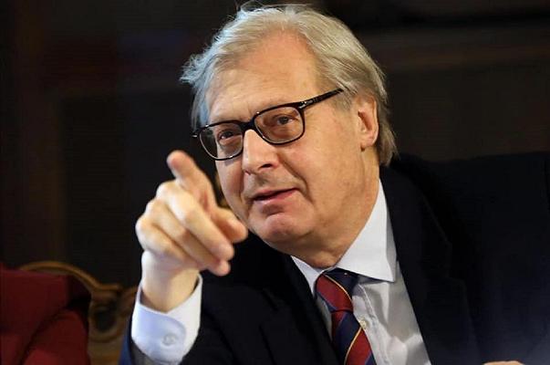 Vittorio Sgarbi contro il sindaco Virginia Raggi: “era una cameriera”