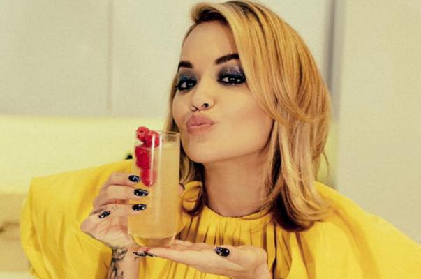 Ristorante aperto in cambio di 5000 sterline: Rita Ora accusata dalla polizia