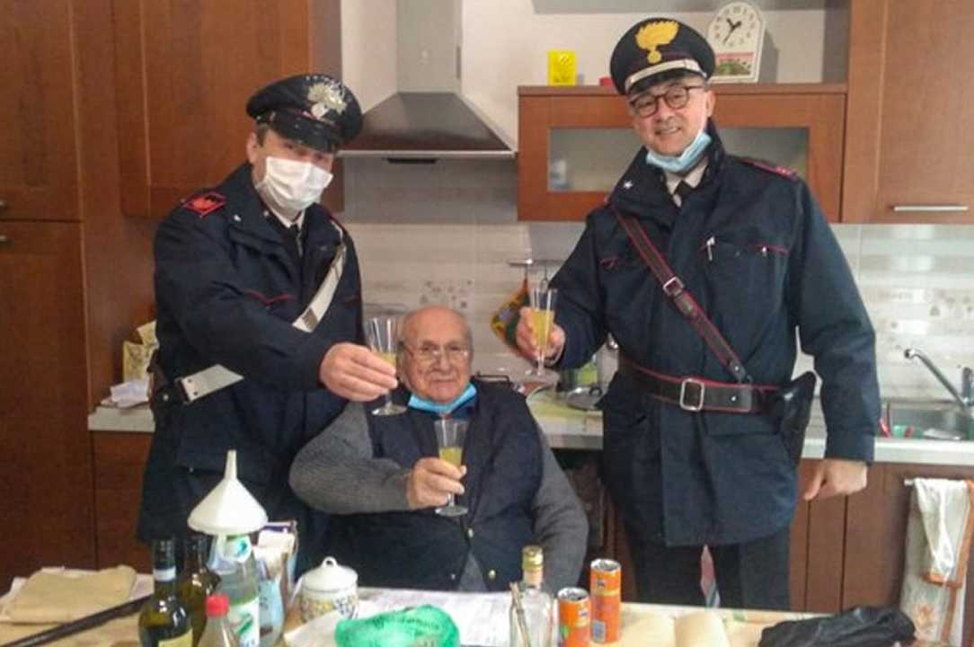 Bologna: anziano chiama i Carabinieri per brindare con qualcuno