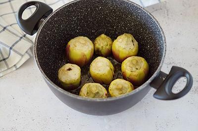 Preparate il trito di erbe e aglio