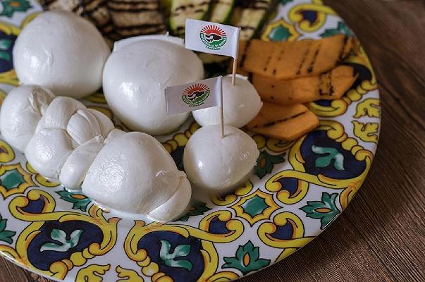Mozzarella di bufala campana DOP: sold out il corso per diventare casari del Consorzio