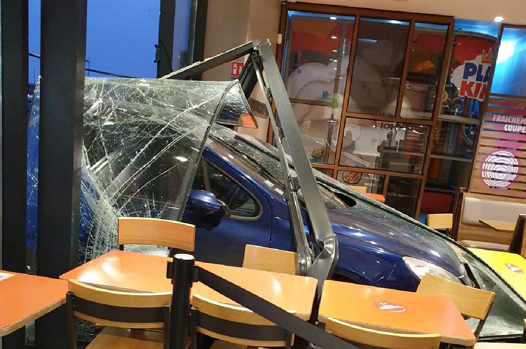 Francia: sfonda la vetrina del Burger King durante la lezione di guida