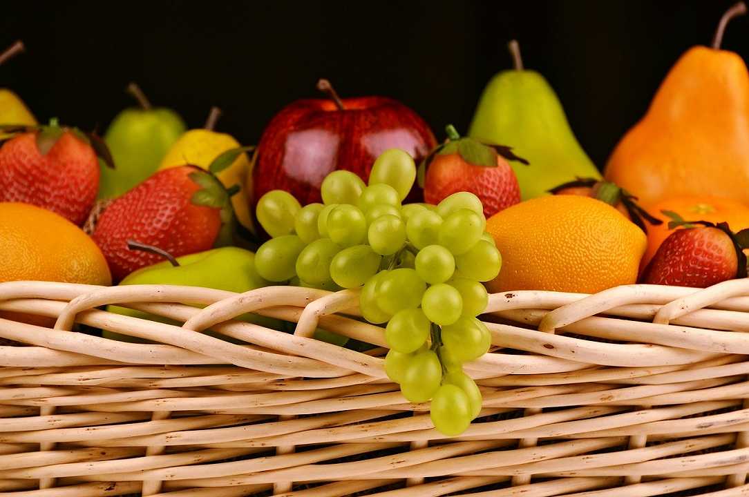 Frutta: pesticidi in più del 70% dei campioni esaminati, i dati di Legambiente