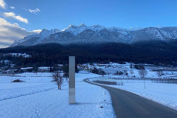 Trentino-Alto Adige: un nuovo monolite appare tra le vigne