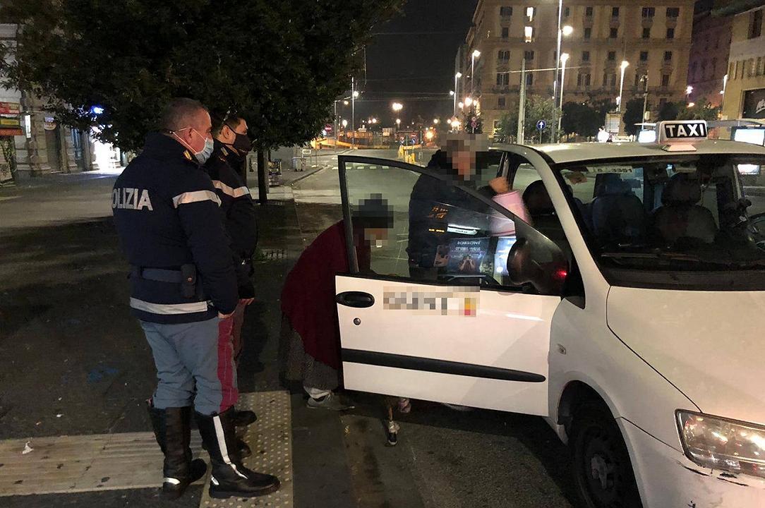 Napoli: cena alla Caritas per la Vigilia e perde il bus, poliziotti le pagano un taxi