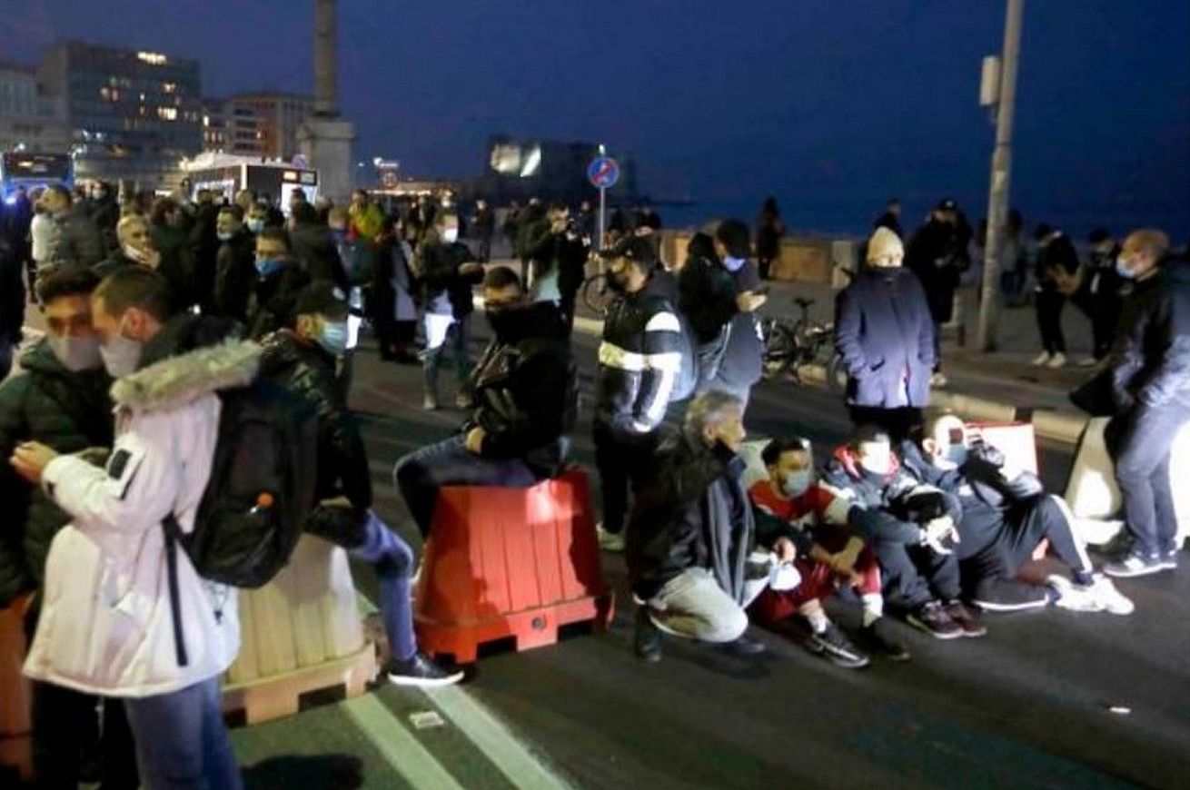 napoli-ristoratori-contro-vincenzo-de-luca-bloccano-lungomare