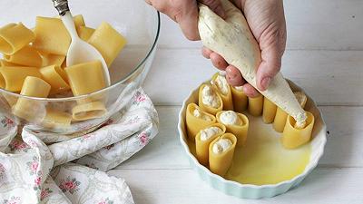 Riempite i paccheri con la crema