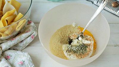 Mescolate i formaggi, l'uovo, il sale e le erbe