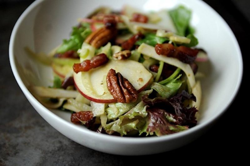 insalata frutta secca e mela