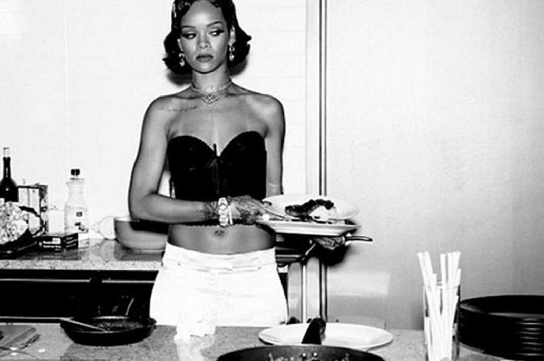 Rihanna aiuta i camerieri a pulire il suo tavolo per scusarsi dell’ora tarda